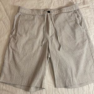 Theory white with navy dots sear sucker shorts